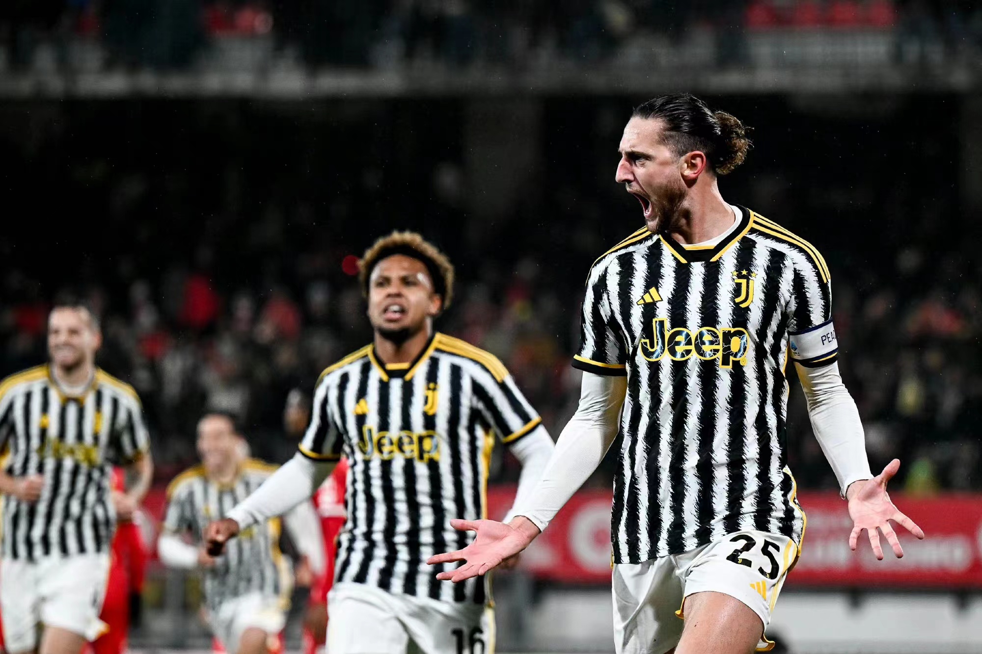 Juventus vence Monza e lidera a Serie A